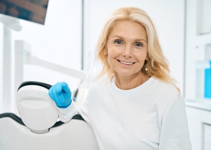 female-person-waiting-for-patient-in-dental-cabinet.jpg